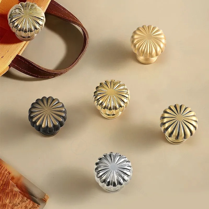 Furniture Hardware Drawer Pulls - フランスのシンプルな真鍮ボールノブ、シングルホールハンドル、ゴールドキャビネット引き出しドアプル、ワードローブ、ベッドサイドテーブル、家具金具用